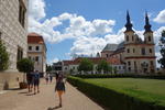 Před zámkem