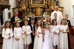 Děti s knězem a katechetkou