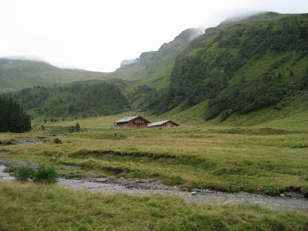Chaty v údolí